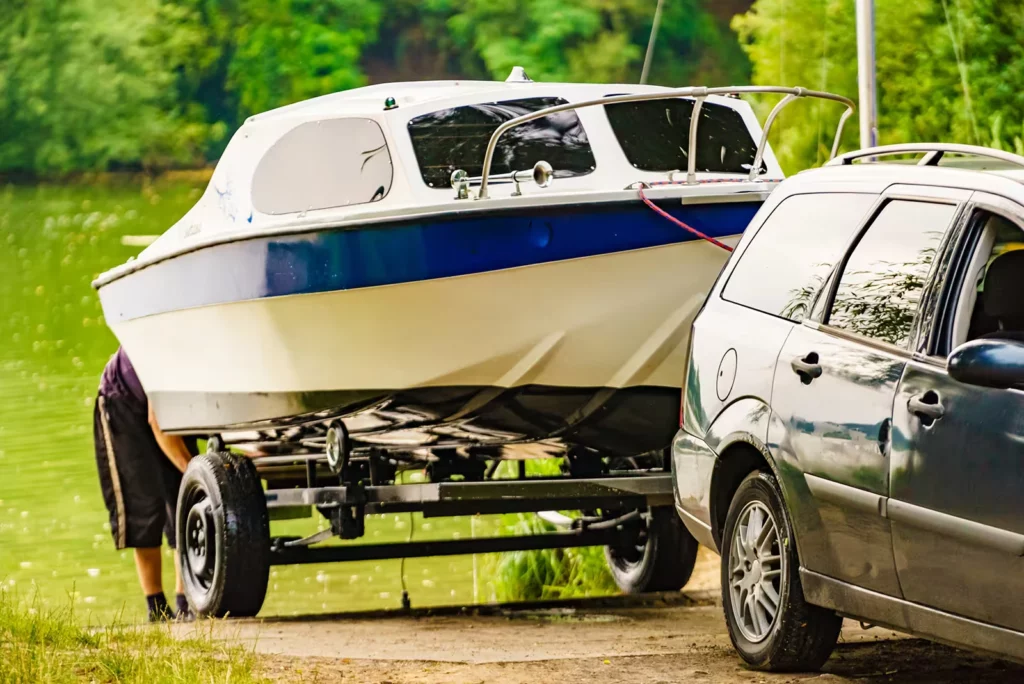 Samochód z przyczepką holujący łódź na slip – Port Uraz